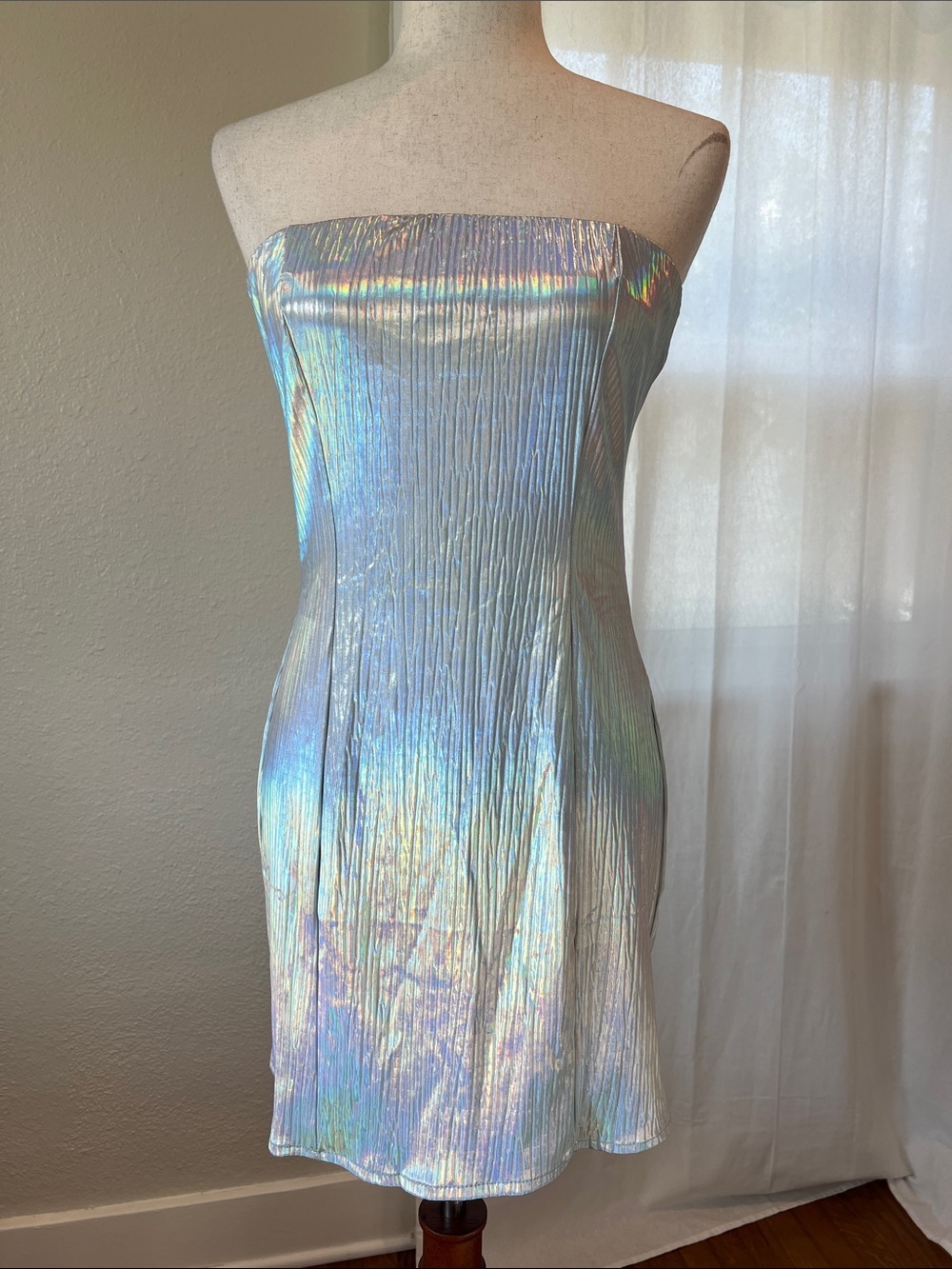 Le Lis Iridescent Pleated Strapless Mini Dress. Size M. NWT